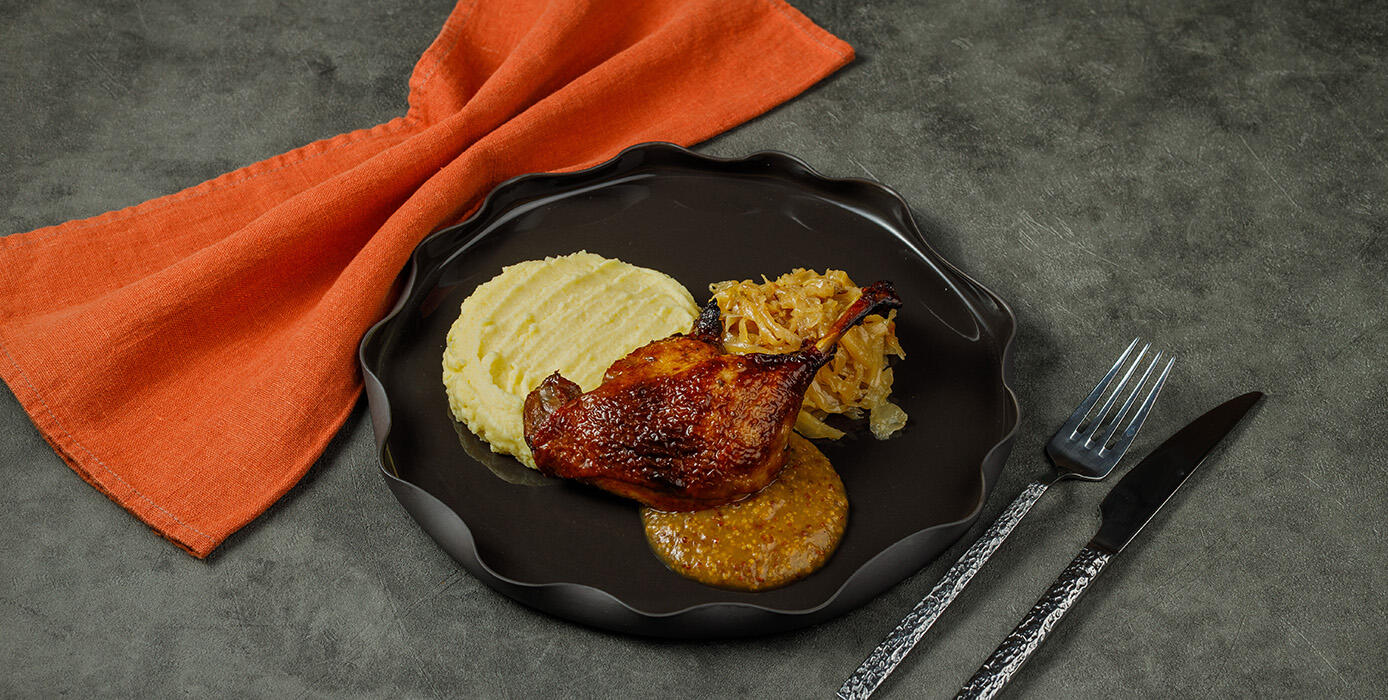 Милти: Запеченная утиная ножка с картофельным пюре и тушеной капустой