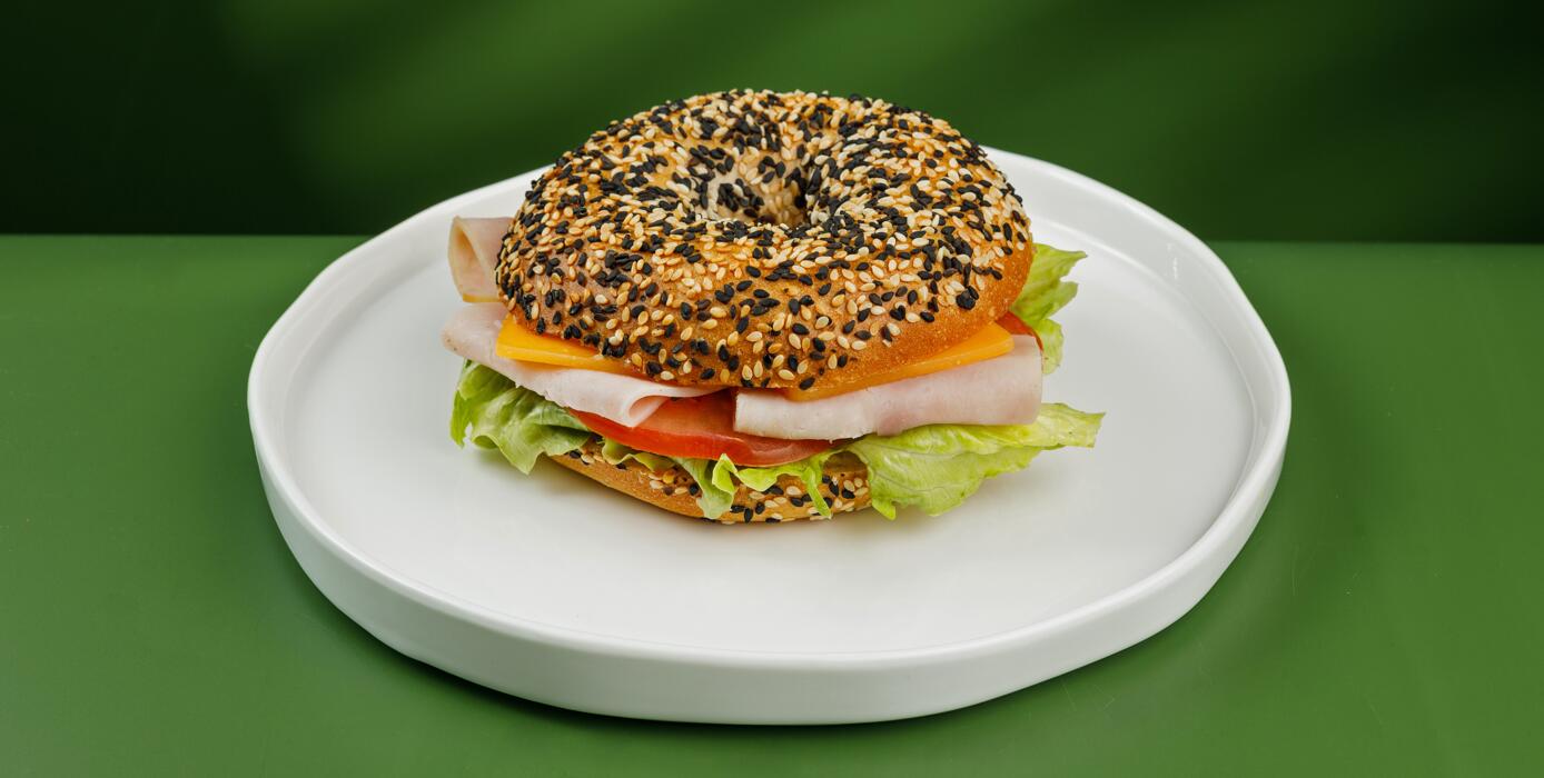 Милти: Бейгл с ветчиной, сыром чеддер и томатами