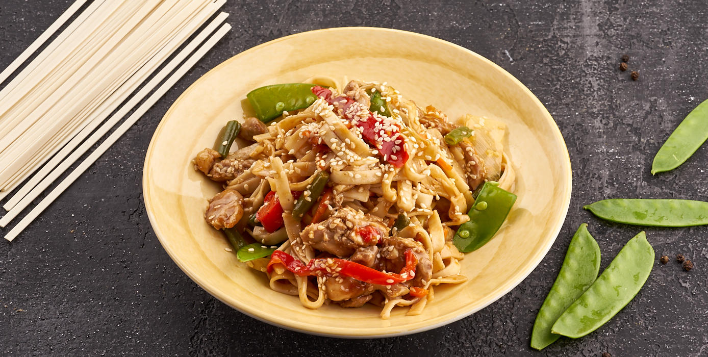 Милти: Лапша удон с курицей и овощами