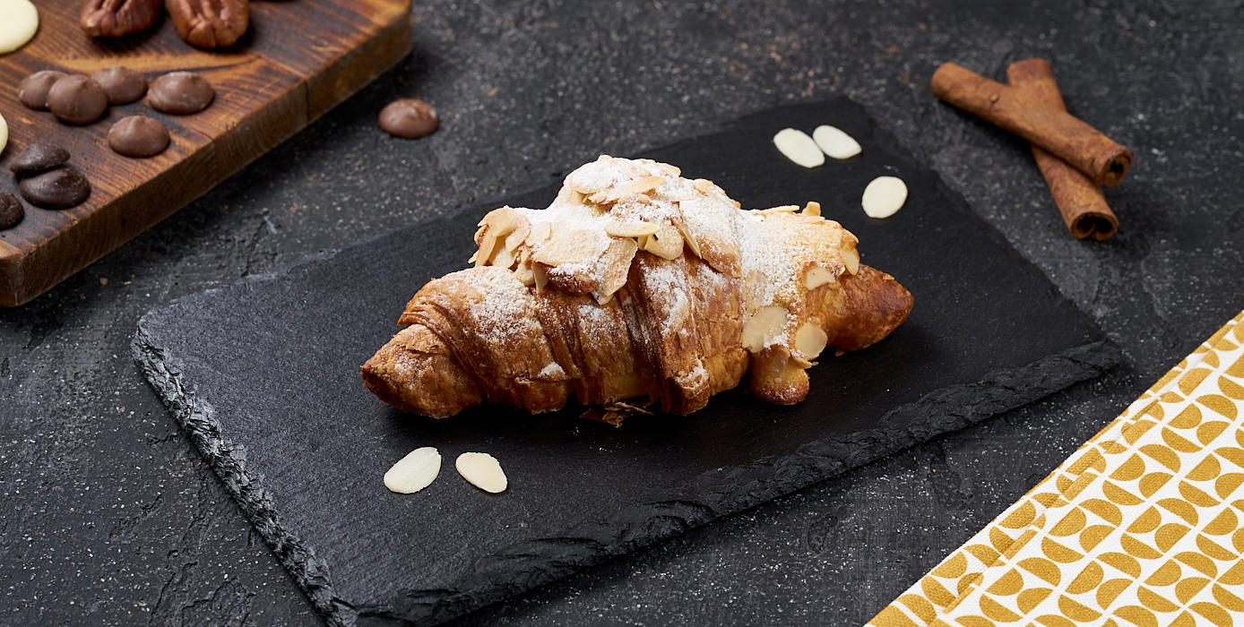 Милти: Круассан с миндальным кремом