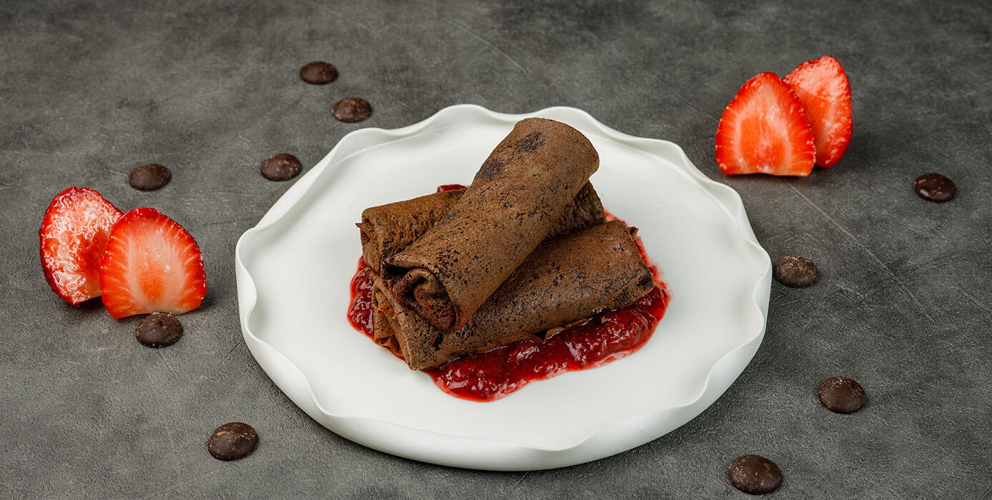 Милти: Шоколадные блины с начинкой из вареной сгущенки и соусом клубника-базилик