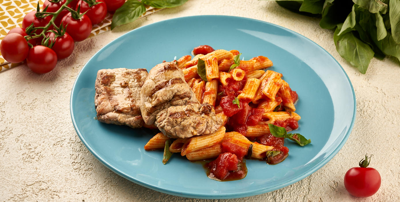 Милти: Паста с соусом арабьята и свиной вырезкой