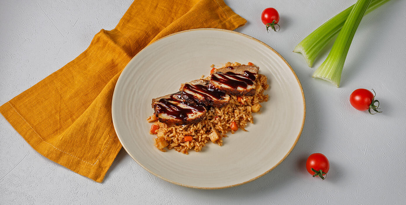 Милти: Свиная грудинка в соусе хойсин с жареным рисом и овощами