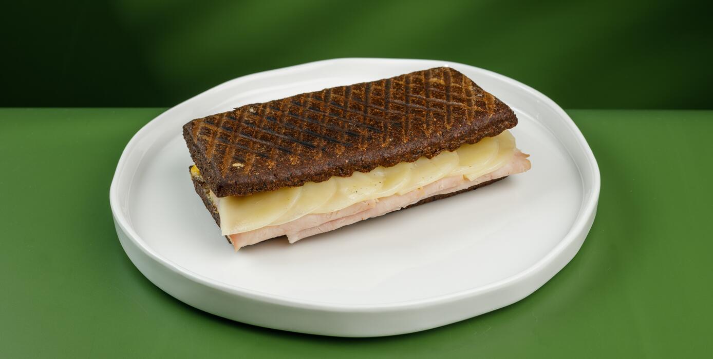 Милти: Ржаная краюшка с индейкой и моцареллой