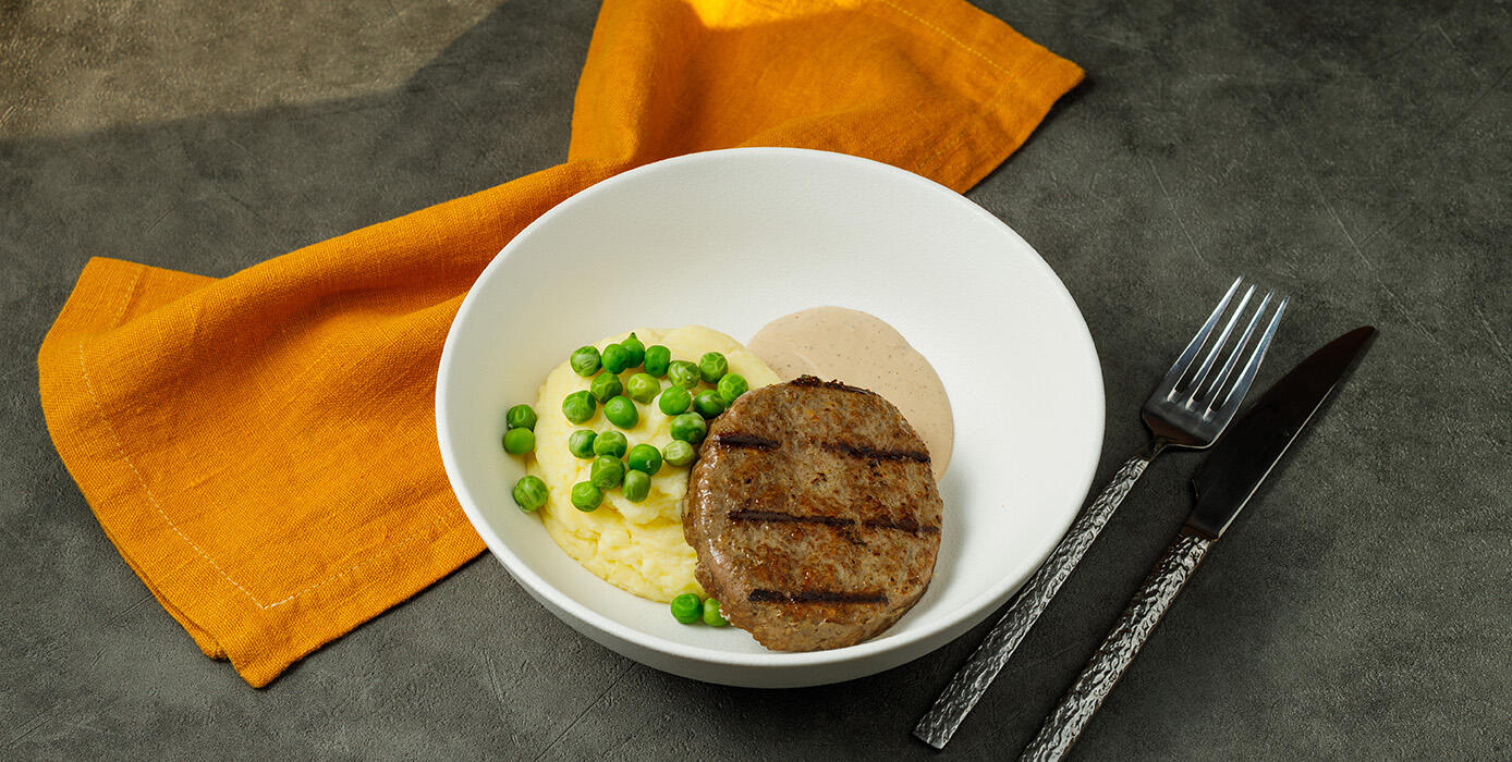 Милти: Бифштекс из говядины с картофельным пюре и зеленым горошком