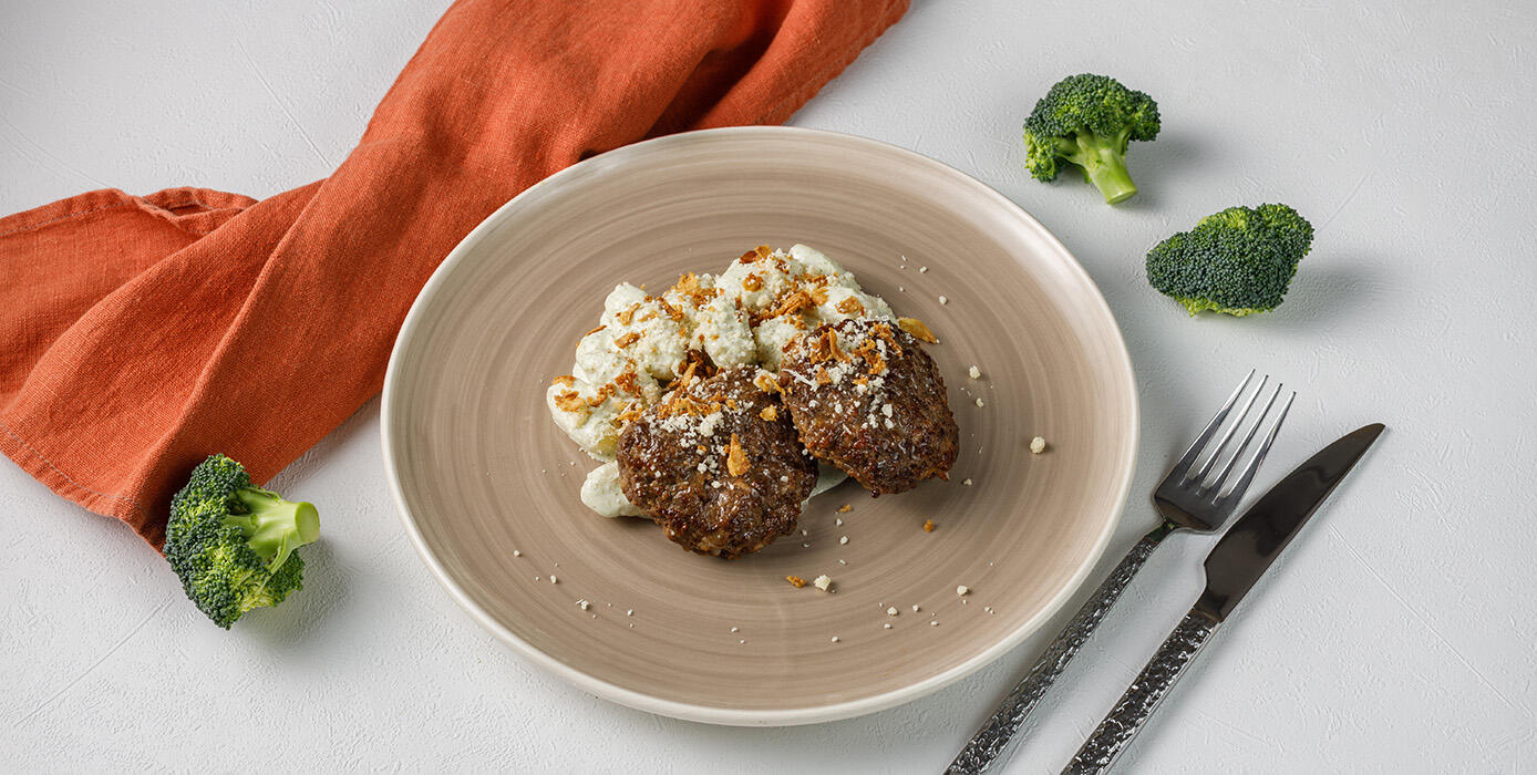 Милти: Сочные котлеты с беконом и ньокками в сливочном соусе с брокколи