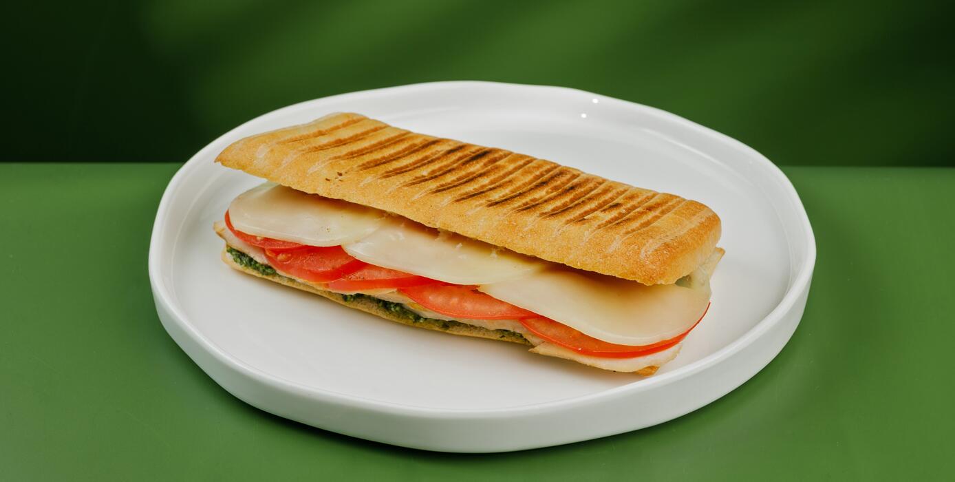 Милти: Хрустящий панини с курицей, моцареллой и соусом из базилика