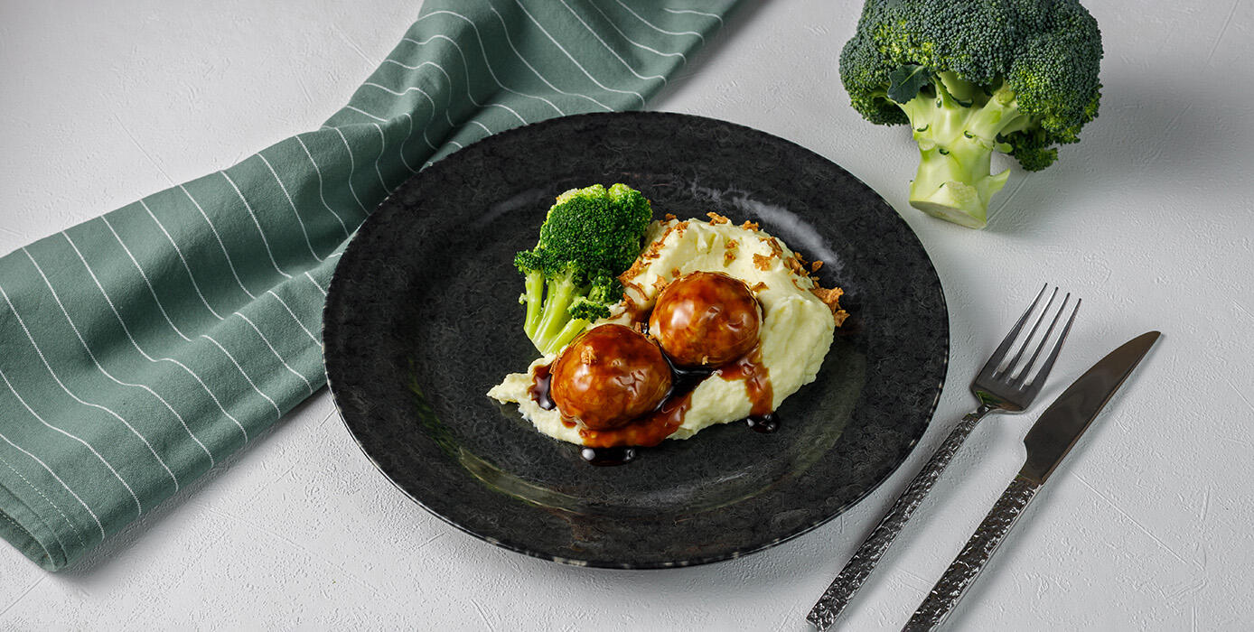 Милти: Фишболы с соусом терияки, картофельным пюре с васаби и брокколи