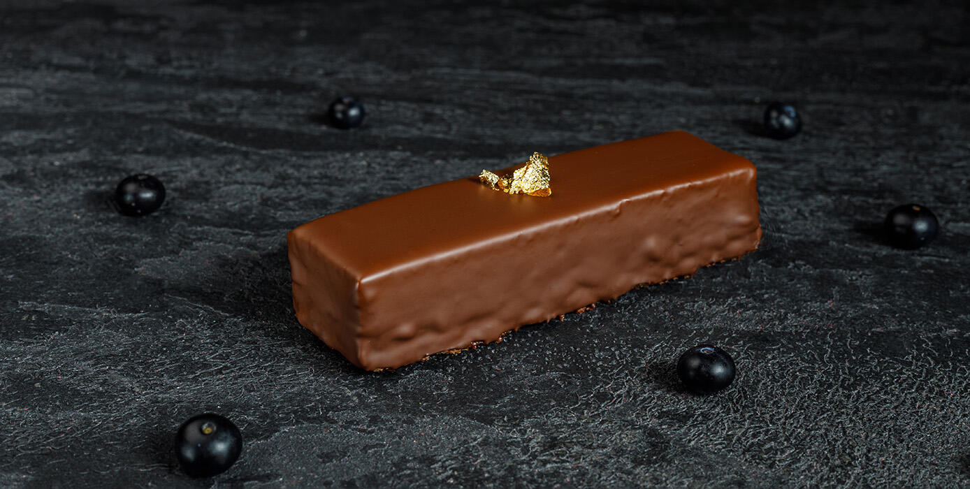 Милти: Торт суфле с черной смородиной в темном шоколаде