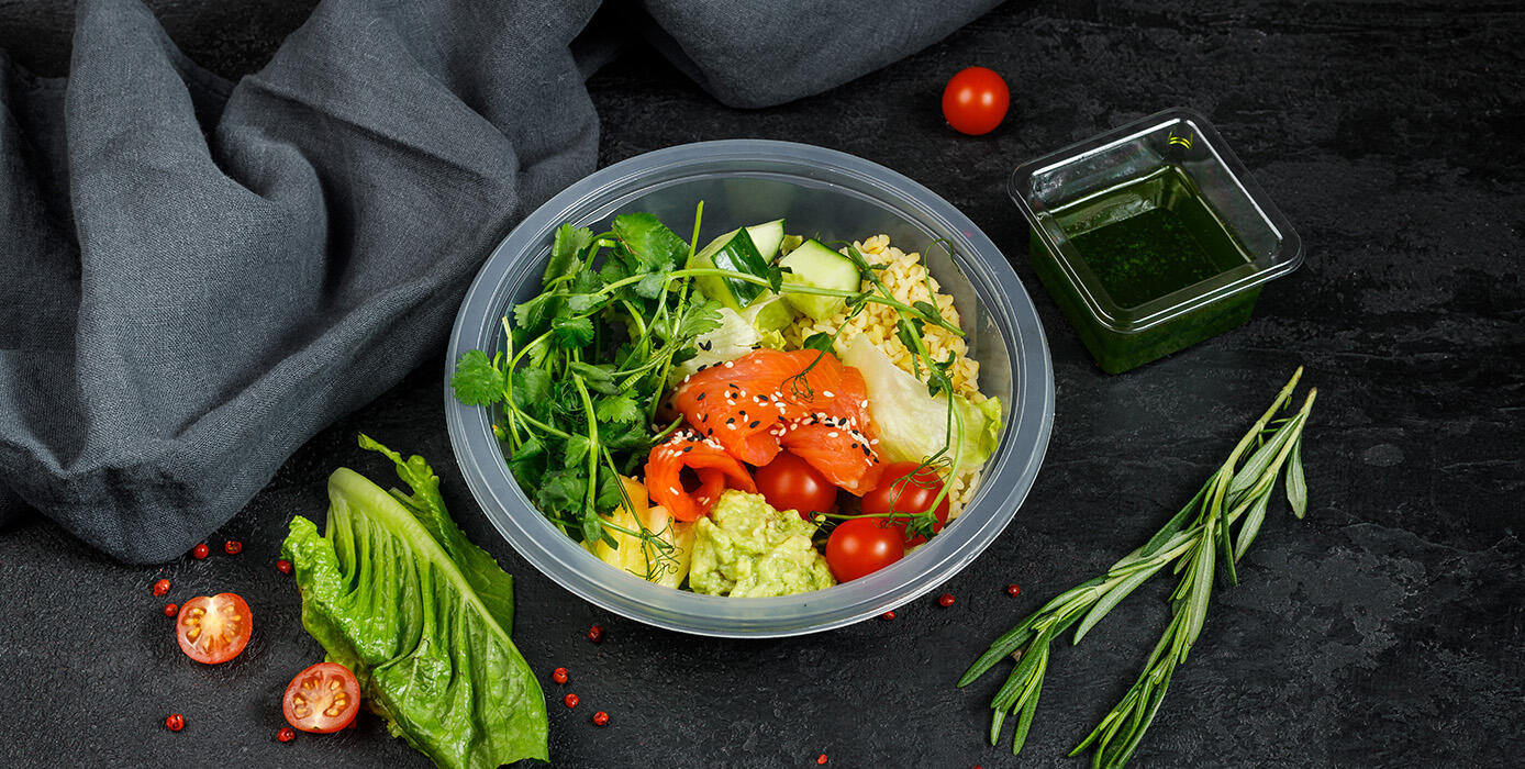 Милти: Зеленый боул с копченой форелью, бобами эдамаме, соусом гуакамоле и рисом