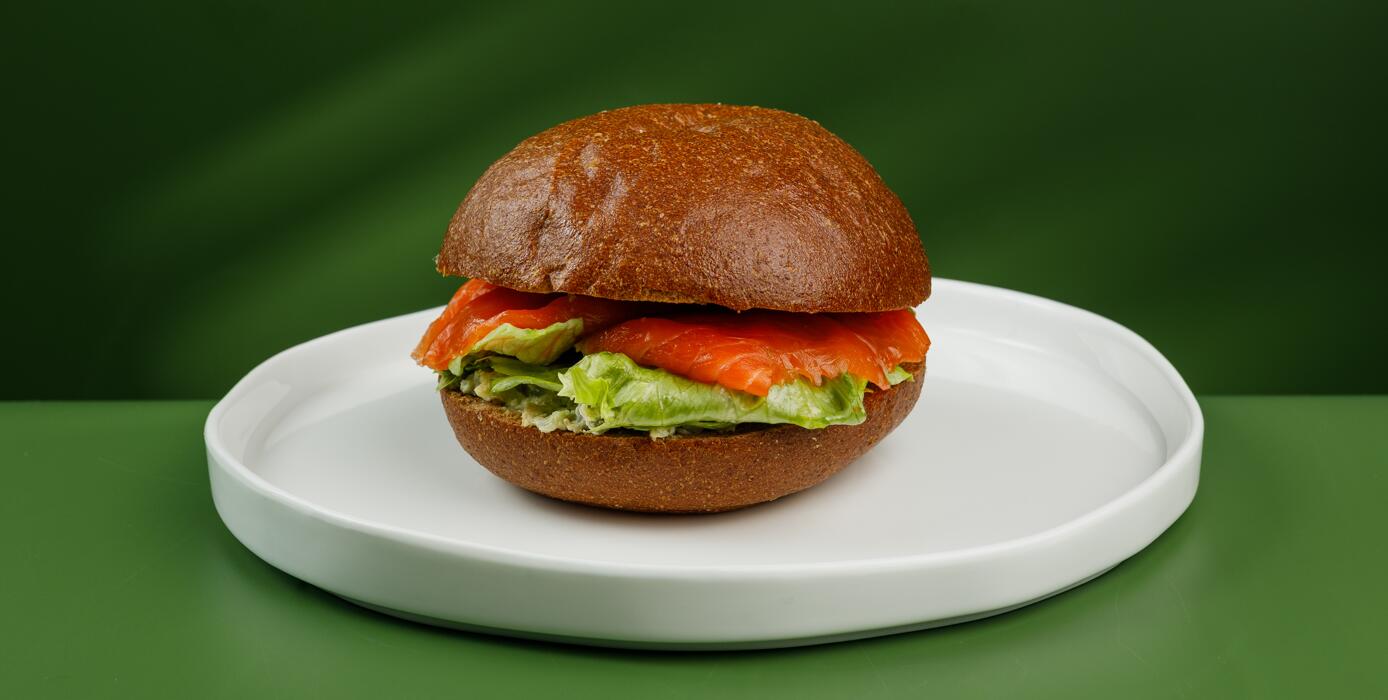 Милти: Ржаная булочка со слабосоленой форелью и авокадо