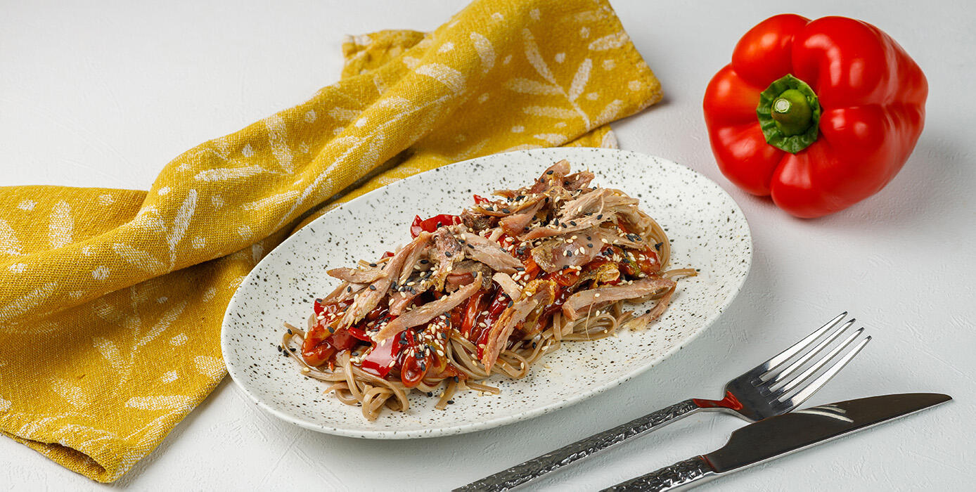 Милти: Филе утиной ножки с гречневой пастой в азиатском стиле