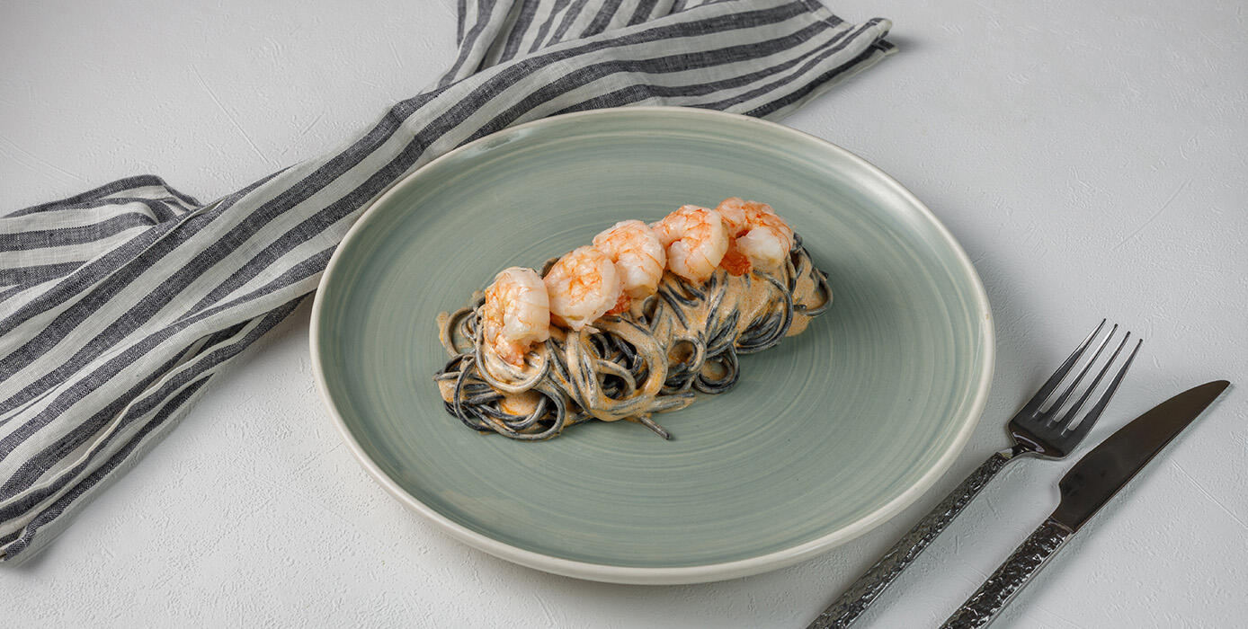 Милти: Черная паста Nero с креветками в соусе биск