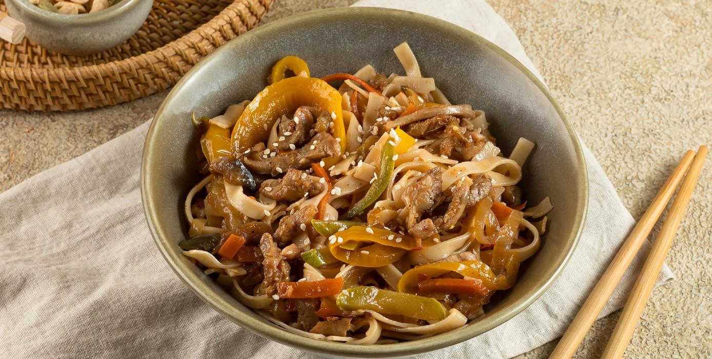 Милти: Рисовая лапша «вок» с курицей и овощами