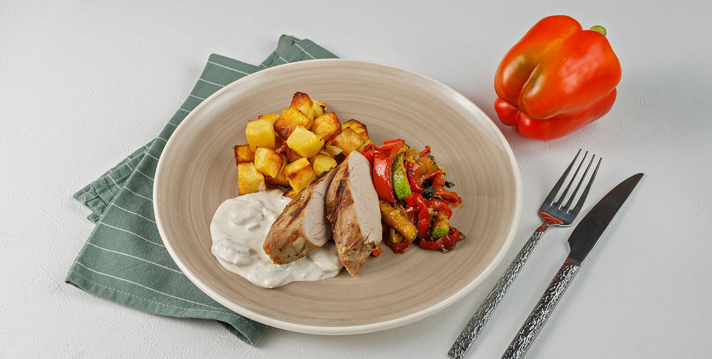 Милти: Свиная вырезка с грибным соусом, соте из овощей и запеченным картофелем