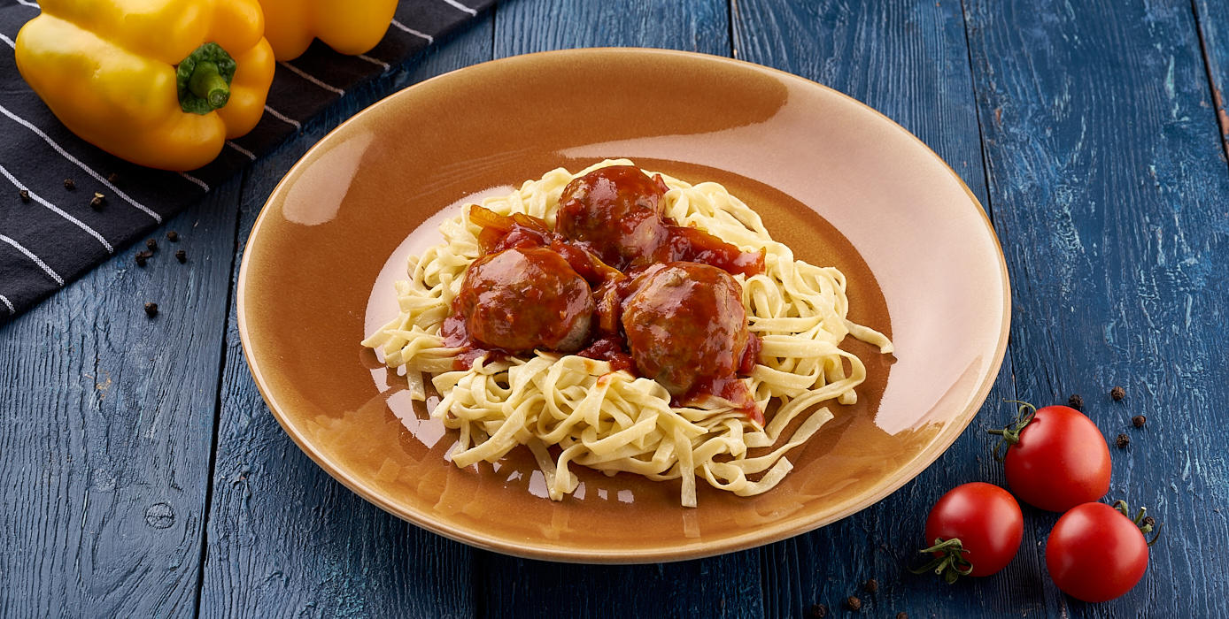 Милти: Фрикадельки с домашней пастой в томатном соусе