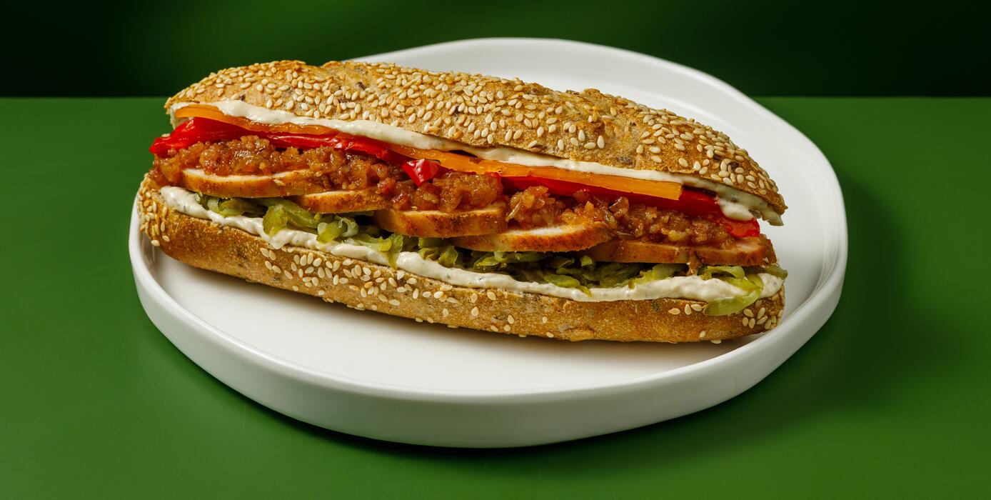 Милти: Цельнозерновой багет с куриной грудкой, печеным болгарским перцем и карамелизированным луком