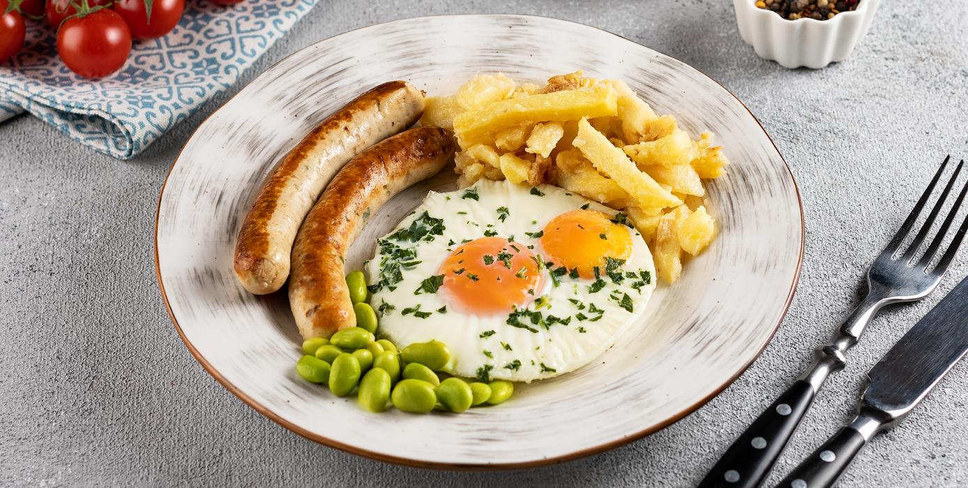 Милти: Глазунья с колбасками из индейки, запеченным картофелем и бобами эдамаме