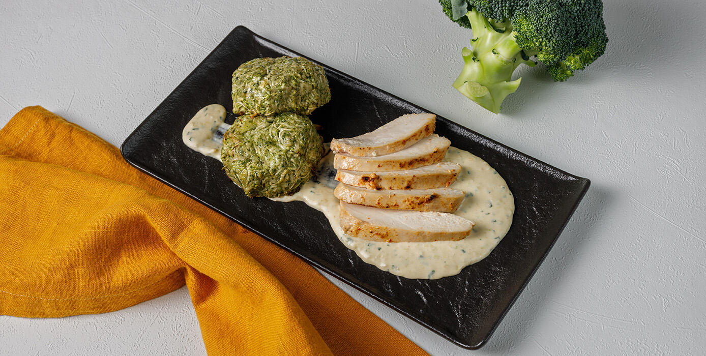 Милти: Куриное филе с биточками из кабачков и брокколи со сливочно-чесночным соусом